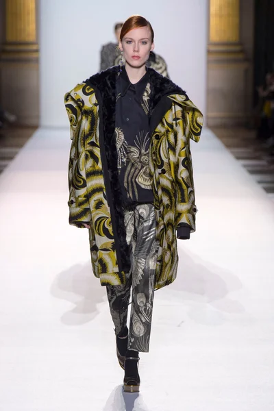 Look 10